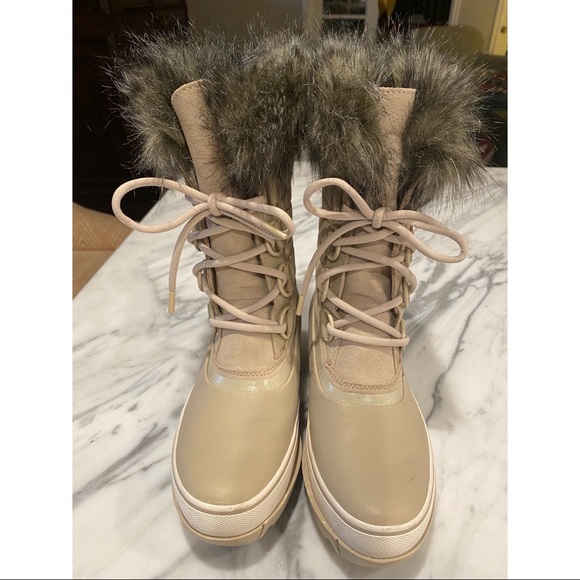 Like New Sorel Snow Boots - Picture 5 of 6